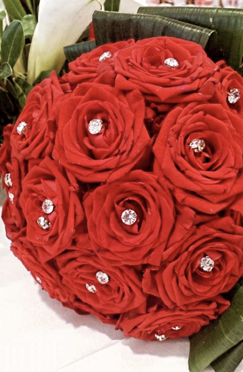 Fascio di 30 rose rosse e screziate – FLORA  Agrivivaio a Genova Borzoli e  vendita online di fiori e piante